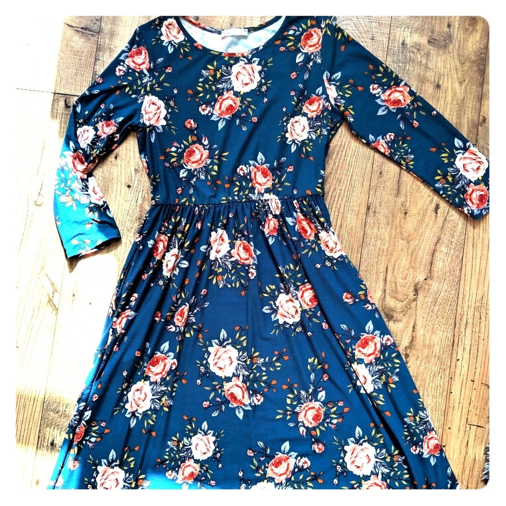NWOT Reb&J. 220 Size Lg Teal colored midi w/Roses